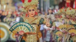 Seorang perempuan menari Penari Legong pada pembukaan Pesta Kesenian Bali